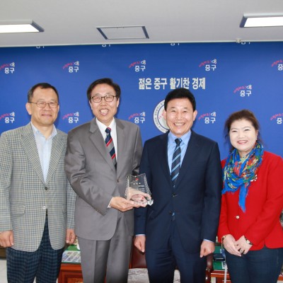 유한봉 대전광역시노인복지관장, 중구청장 감사패 수상 이미지