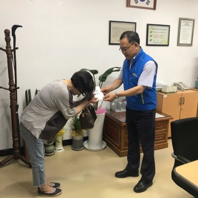 강명순 생활관리사 성금 전달 이미지