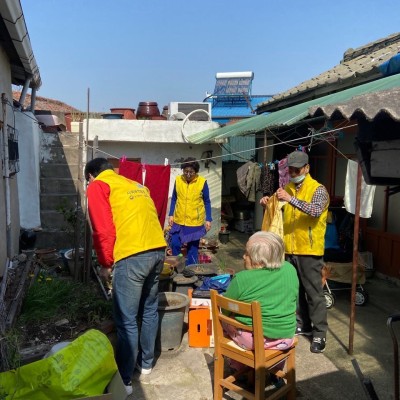 사회공헌활동 기부은행 돌봄대상자 댁 청소 및 이미용봉사 진행 이미지