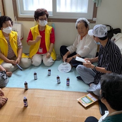 사회공헌활동 기부은행 &#034;시원한여름나기 물품전달 및 말벗서비스&#034; 진행 이미지