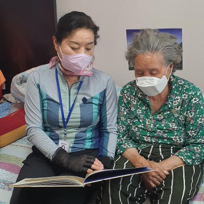 노인맞춤돌봄서비스 평생교육 '귀로 듣고 눈으로 보는 동화책' 이미지